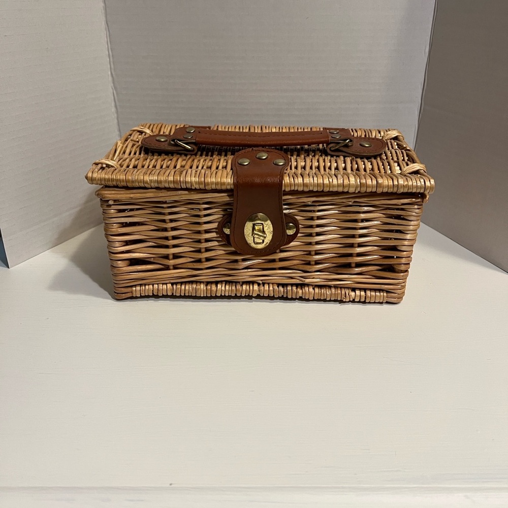 Elegant Tan Wicker Satchel with Leather Accents